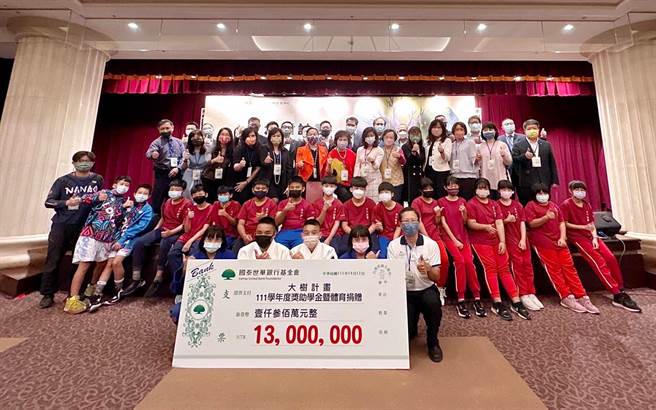 國泰世華銀行基金會「大樹計畫」送愛到偏鄉、19年不間斷，今年擴大補助至7縣市，協助體育隊伍為國爭光。(國泰世華銀行提供)