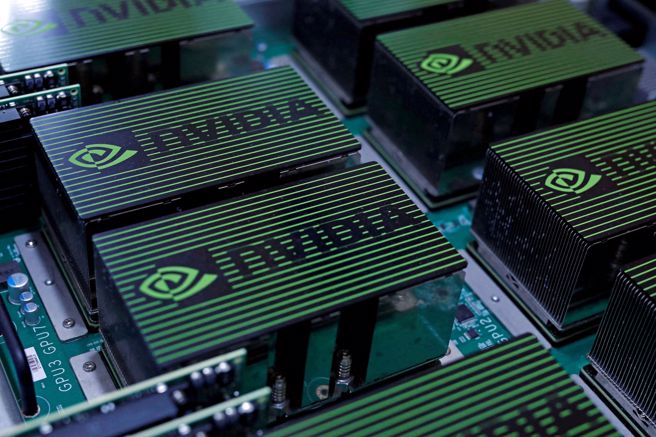 NVIDIA高阶GPU因虚拟货币大跌导致挖矿机退潮，业绩惨跌7成。该公司对中国输出GPU的禁令也获得延后一年。（图／路透）