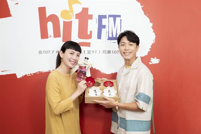 韦礼安近来推出新专辑，日前上魏如萱的电台节目宣传。（Hit Fm联播网提供）