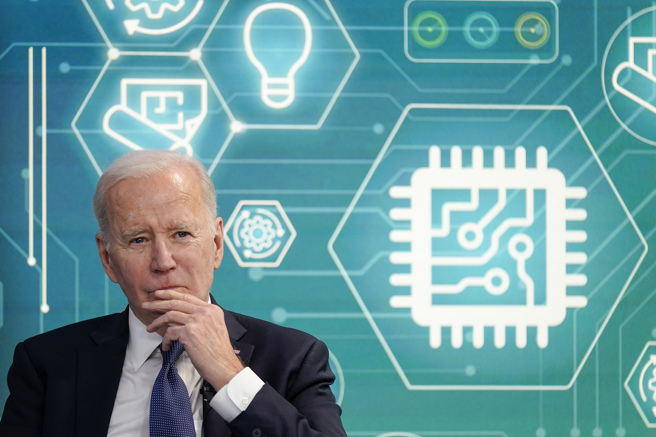 拜登对中国祭出一系列半导体禁令，这场对中国科技封锁作秀极具震撼效果，对美国民主党期中选举选情应有不少助益。（图／美联社）