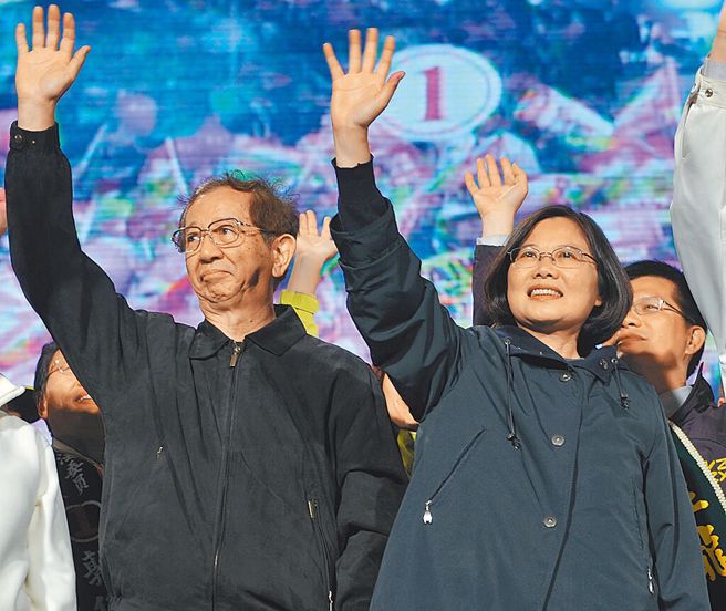 图为2012年李远哲（左）为参选总统的蔡英文（右）站台助选。（图／本报资料照片）