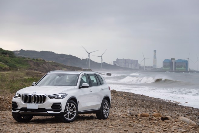 BMW X5以前瞻、动感的外观结合醒目的车侧轮廓，加上炯炯有神的LED头灯，带给消费者强而有力的视觉感。X5xDrive40i豪华版售价352万元、旗舰版（见图）售价382万元。（陈大任摄）