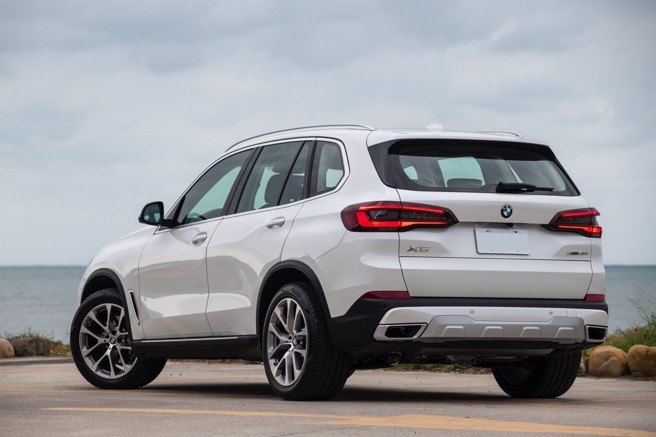 2.BMW X5 xDrive40i车尾造型与车头相呼应，展现动感魅力。（陈大任摄）