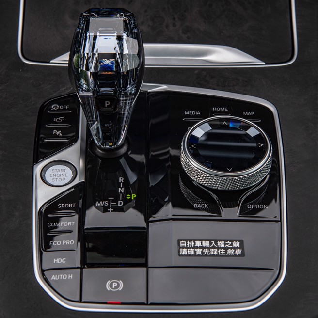 4.顶级水晶中控套件包括排檔杆、引擎启动钮、iDrive控制旋钮。（陈大任摄）