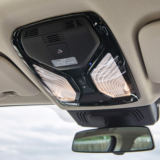 6.顶篷阅读灯提供不错的照明效果。（陈大任摄）