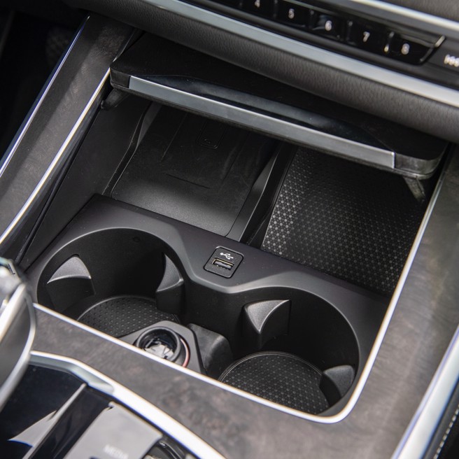 8.排檔座前方为隐藏式置杯架及无线充电板。（陈大任摄）
