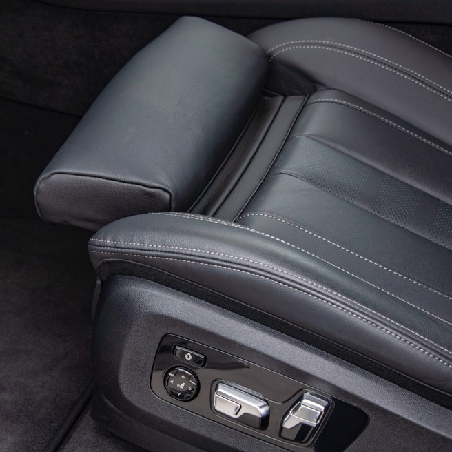 10.前座椅面可以电动调整伸缩，优化大腿支撑性。（陈大任摄）