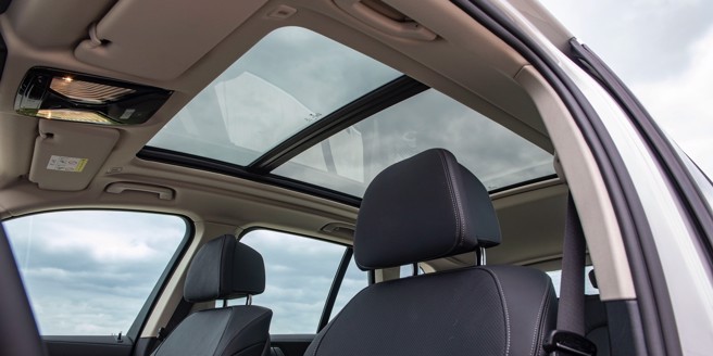 12.全景式电动玻璃天窗具滑动与上掀功能，为车室打造明亮宽敞的舒适空间。（陈大任摄）