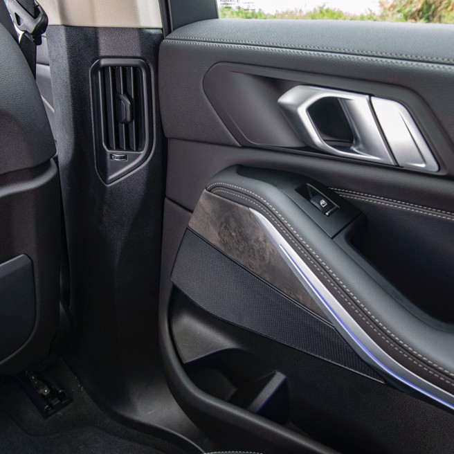 14.位于B柱上的空调出风口可有效提升冷房效果。（陈大任摄）