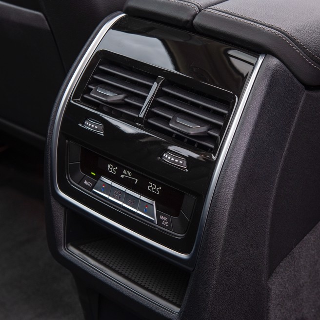 15.前座中央扶手后方为后座专属空调出风口，并具左右温控功能。（陈大任摄）