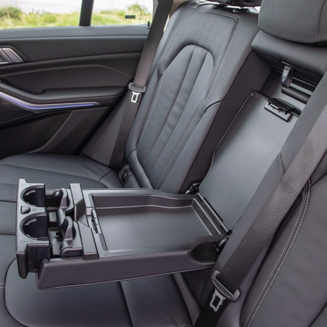 16.后座中央椅背内有隐藏式置杯架及物品收纳空间。（陈大任摄）