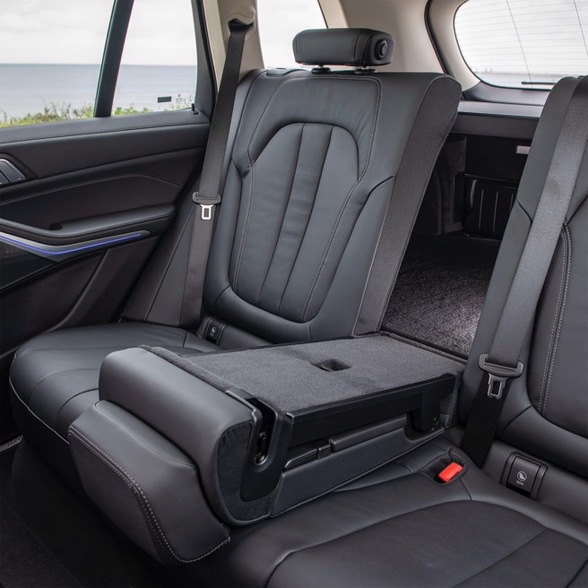 17.40/20/40分离可倾倒后座椅背，图为中央椅背前倾，方便取放行李厢物品。（陈大任摄）