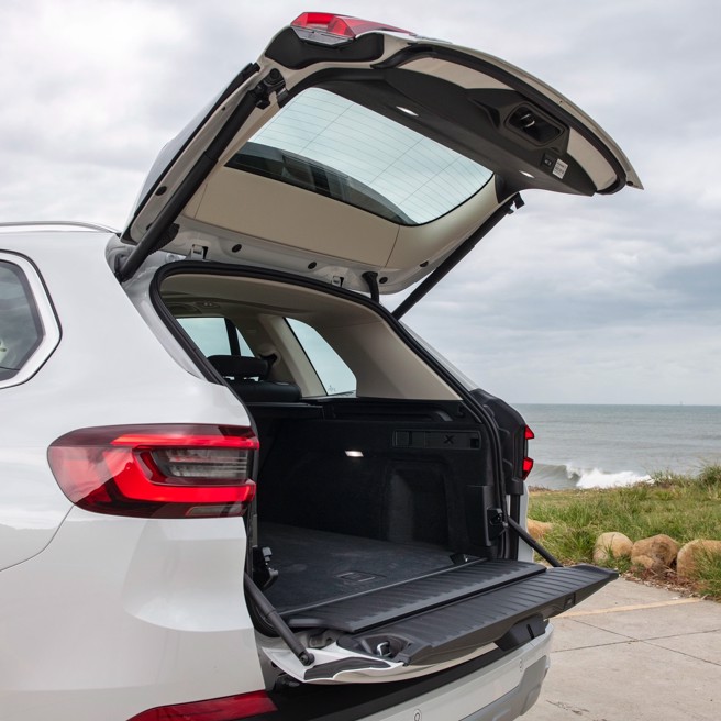 18.行李厢尾门为上下对开式设计。（陈大任摄）