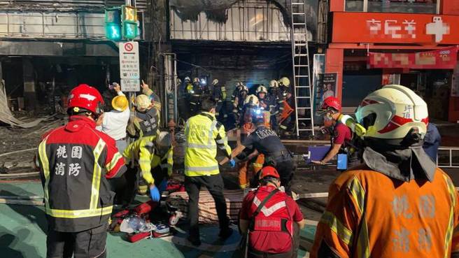 桃園龜山疑電桶爆炸燒進民宅釀1死，民眾驚恐：像炸彈爆炸。(桃園市消防局提供)

