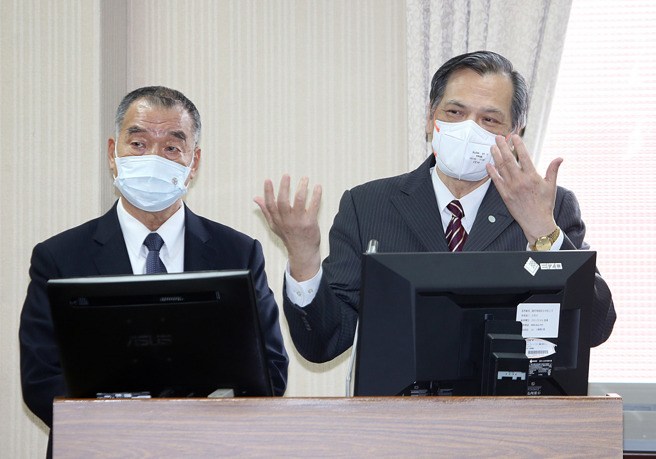 國防部部長邱國正（左）、國安局局長陳明通（右）兩人12日同時赴立法院外交及國防委員會備詢。（圖／本報系資料照）