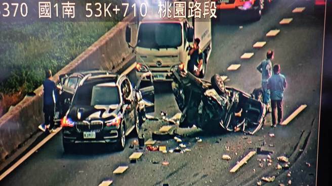 国1北上12车撞成一团，仅剩内车道通行，一度回堵10公里。(翻摄照片／蔡依珍桃园传真)

