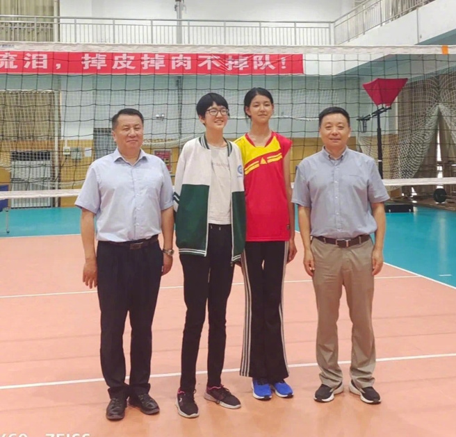 涂学玲(右2)年仅12岁，身高就来到惊人的190公分。(照片取自新周刊微博)