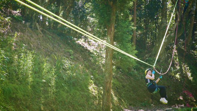 「高空滑索」一晃而下，40公尺只需要5秒便呼啸而过，对于冒险者来说相当刺激。(图/中时新闻网摄)