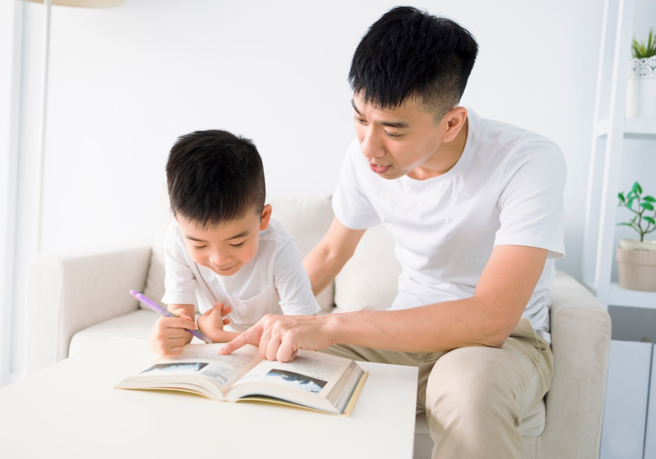 许多孩子写作业时常会发挥创意作答。（示意图／shutterstock）