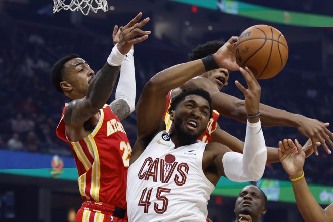 米契尔(右)在禁区当中激烈拚抢篮板球。(美联社)