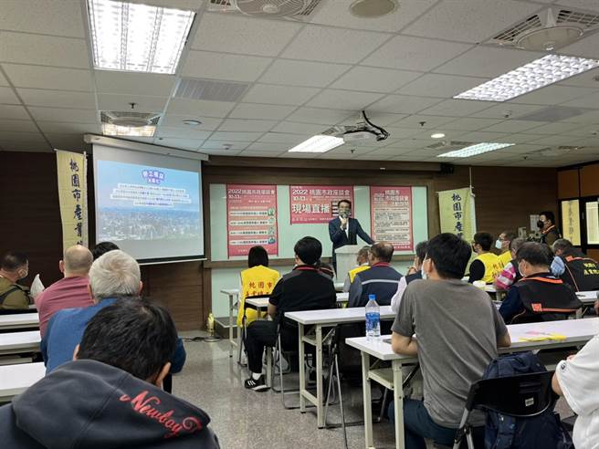 桃園市產業總工會今舉行桃園市政座談會，邀請4名桃園市長參選人針對教育、消防、醫護、客運及移工共5個面向問題發表意見，由民進黨桃園市長參選人鄭運鵬先發言。（陳夢茹攝）