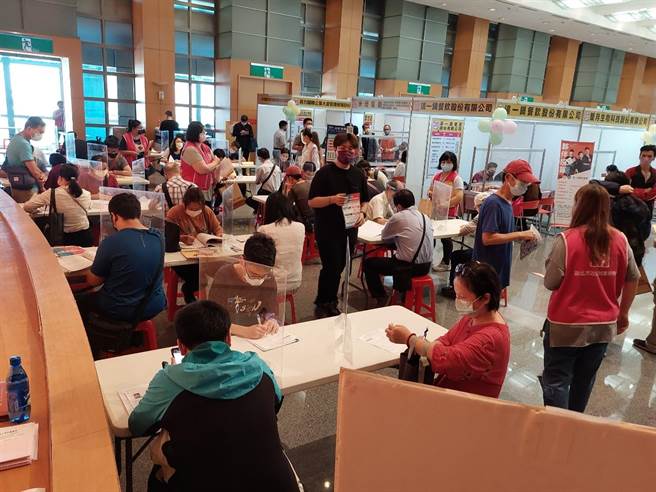 新北市劳工局、民政局及新北市荣服处14日上午10时至下午2时，在新北市政府6楼大礼堂举办「届退军人、青年暨荣民联合徵才」。（新北市劳工局提供）