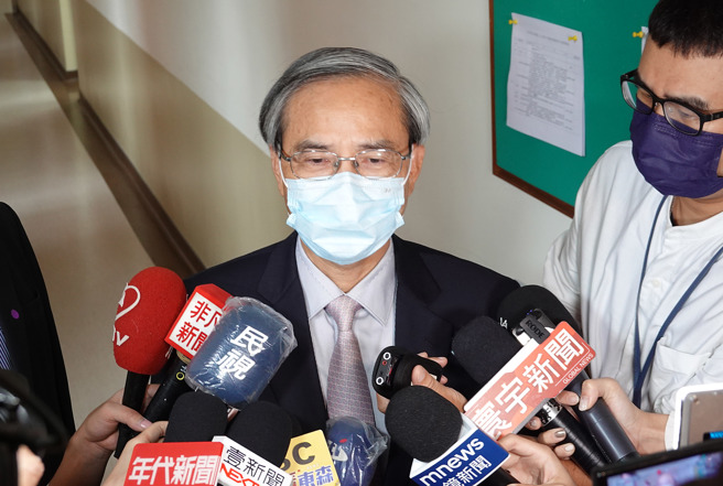 财政部次长暨国安基金执行秘书阮清华13日在立法院表示，国安基金会用有限资源稳定股市，一向都是积极进场，也一直都在场内。（姚志平摄）