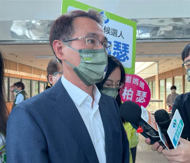 民進黨桃園市長參選人鄭運鵬13日出席桃市產總舉辦的市政座談會，大酸國民黨桃園市長參選人張善政不了解市府還為了選舉開支票。（陳夢茹攝）