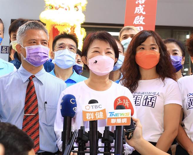 卢秀燕13日出席台中市太平区宜欣国小暨里民活动中心落成启用典礼，面对媒体询问，台中空气品质，她请大家抬头看天空。（冯惠宜摄）