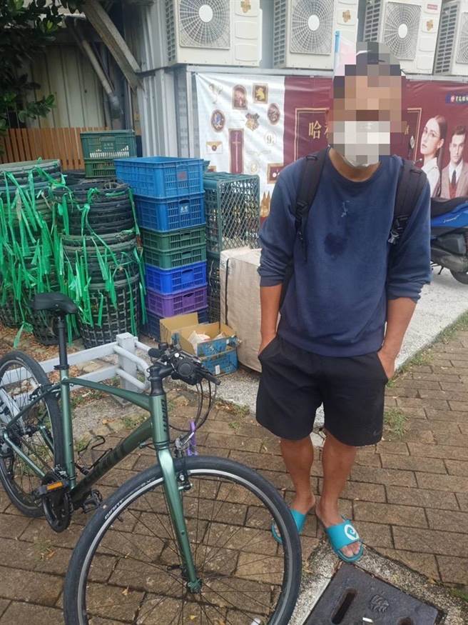 谢男7日行经高雄火车站附近骑楼时，发现一旁脚踏车未上锁，于是就将它骑走，因身穿亮眼拖鞋，遭警以鞋追人，日前警循线追查下，于凤山体育馆附近将他逮捕。（翻摄照片／崔正纲高雄传真）