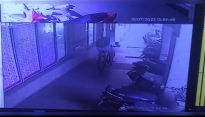 谢男行经骑楼时，见一旁脚踏车未锁，便起窃心，将车骑走。（翻摄照片／崔正纲高雄传真）