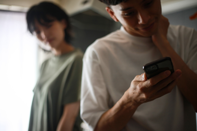 1名網友透露「我跟女友相差一屆，她是我叔叔老婆的妹妹」，他為此問網友這是亂倫嗎？網友則說「血親的配偶的血親」非姻親，2人在法律上毫無關係。（示意圖/shutterstock）