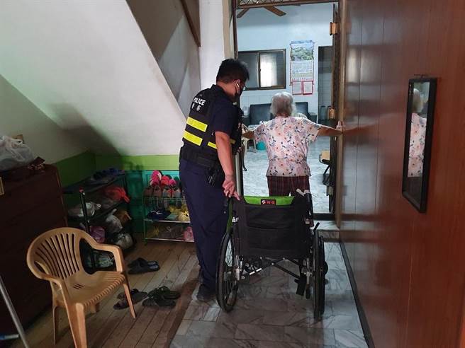 左营旧城警方协助谢姓男子的母亲就医。（翻摄照片／林瑞益高雄传真）