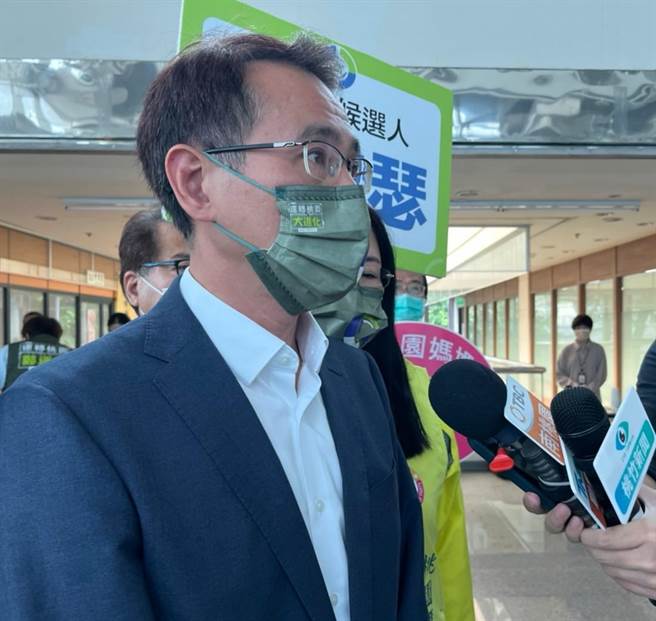 民進黨桃園市長參選人鄭運鵬13日出席桃市產總舉辦的市政座談會，向國民黨桃園市長參選人張善政喊話，要張善政好好管理自己的團隊。（陳夢茹攝）