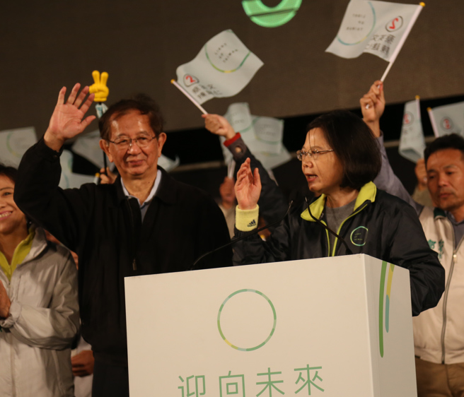 图为李远哲（左）2016年为总统蔡英文（右）站台。（中时资料照，刘康彦摄）