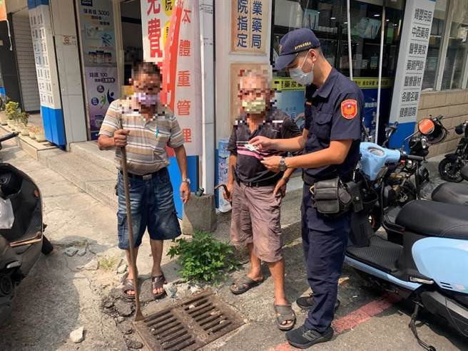 台中大里區69歲顏翁健保卡不慎掉入路邊水溝，焦急又無措，霧警到場與民合力順利尋回健保卡。（霧峰警分局提供／潘虹恩台中傳真）