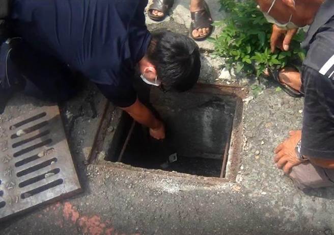 熱心民眾提供1支長鐵鍬協助撬起水溝蓋，費時15分鐘順利掀起水溝蓋。（霧峰警分局提供／潘虹恩台中傳真）