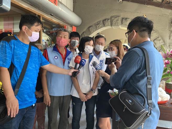 國民黨高雄市長參選人柯志恩今日聯訪時表示，中央欠南高雄一個高鐵站，所有的專家學者都認為小港潮州這一條線對於帶動南高雄最具有前瞻性，因此懇請中央再度思考，南高雄要振興真的需要一個高鐵站。(林雅惠攝)