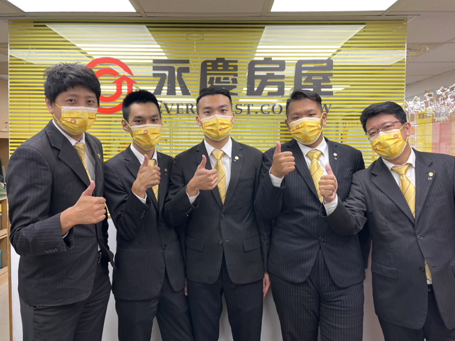 「选对公司很重要！」高伟杰(右三)认为，在永庆当房仲不难，只要跟着公司的培训步调，人人都能成为百万年薪的超级经纪人。(图/永庆房屋提供)