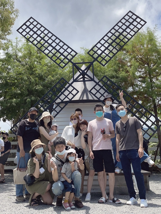 永庆重视团队合作文化，经纪人拚业绩不用单打独斗，培养出高伟杰(右一)与同事间的好感情，成为彼此拚战进步的最佳伙伴！(图/永庆房屋提供)