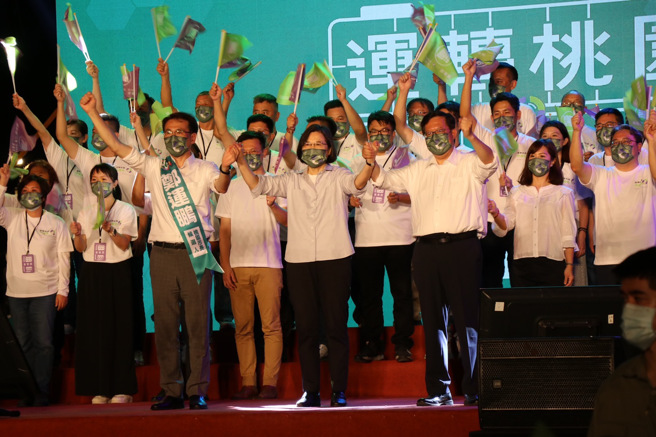 图为民进党桃园市长参选人郑运鹏8月27日晚间成立杨梅区后援会，蔡英文总统、桃园市长郑文灿与桃园同党立委、市议员与市议员参选人等人都到场力挺。（资料照,蔡明亘摄）