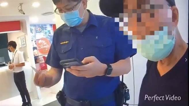 员警劝说庄翁勿匯款，并解释他遇到诈骗手法。（翻摄照片／林郁平）
