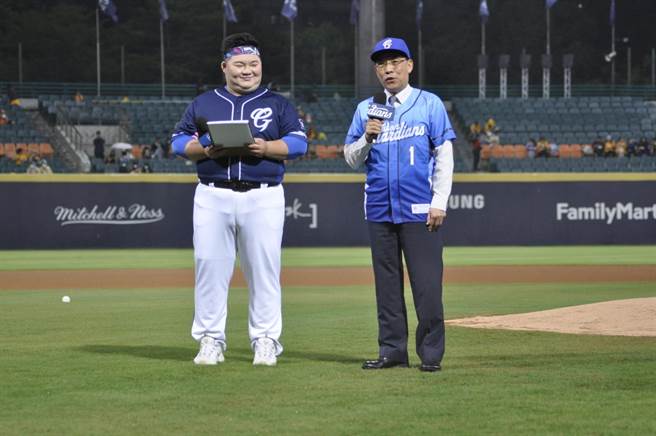 新北地检署与中华职棒大联盟合作，12日在新庄棒球场富邦悍将和中信兄弟的精采棒球赛事前，邀请法务部长蔡清祥担任开球嘉宾，号召球迷支持反贿选。 （新北地检署提供）