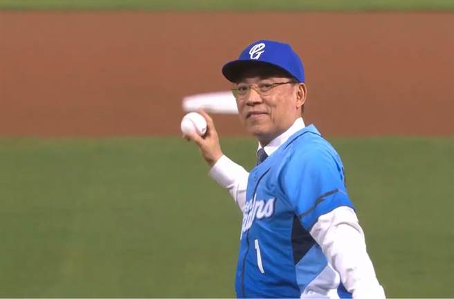 新北地检署与中华职棒大联盟合作，12日在新庄棒球场富邦悍将和中信兄弟的精采棒球赛事前，邀请法务部长蔡清祥担任开球嘉宾，号召球迷支持反贿选。 （新北地检署提供）