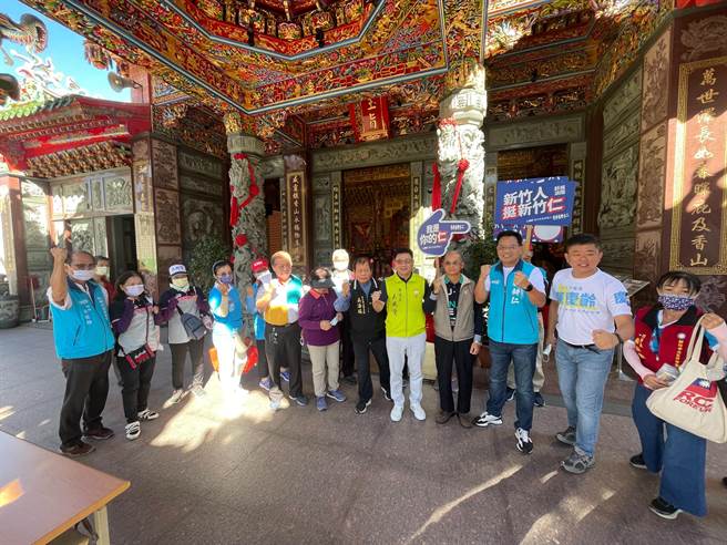 林耕仁（右三）今天持续回防香山扫街拜票，彻底展现林耕仁在香山区不分党派的基层实力。（林耕仁提供／陈育贤新竹传真）