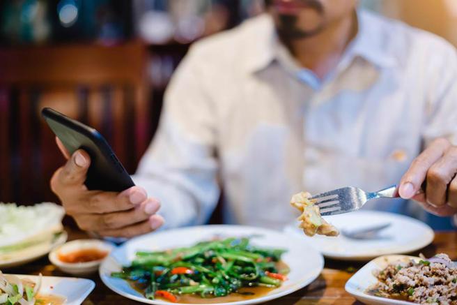 会把食物吃光代表个性可靠保守。（图／shutterstock）
