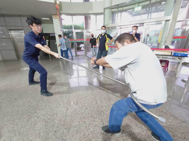 月牙棒阻行器专利持有者陈天送（右）示范月牙棒的多功能用途。（台西分局提供）