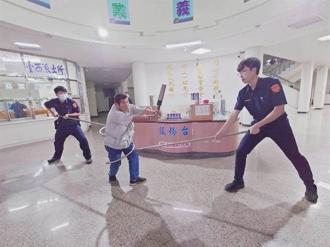 月牙棒阻行器专利持有者陈天送（中）示范月牙棒的多功能用途。（台西分局提供）