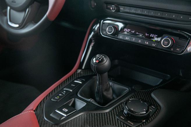 全新六速手排問世，人車合一新境界，點燃熱血跑魂。（和泰汽車提供）
