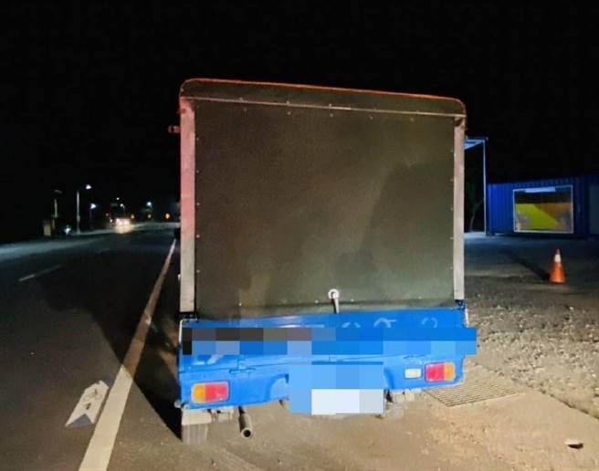 台东县大武乡台9线420.8公里12日傍晚18时8分发生小货车撞行人意外。(大武分局提供／蔡旻妤台东传真)